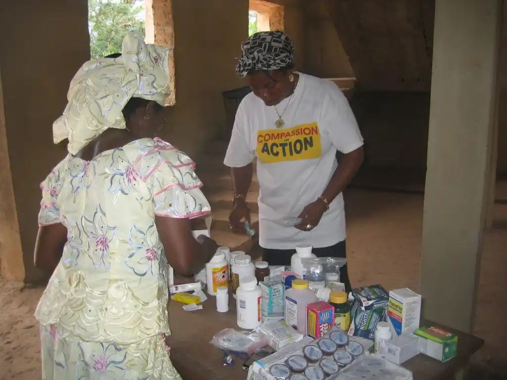 A health volunteer educates about appropriate medicine usage using Hesperian resources.