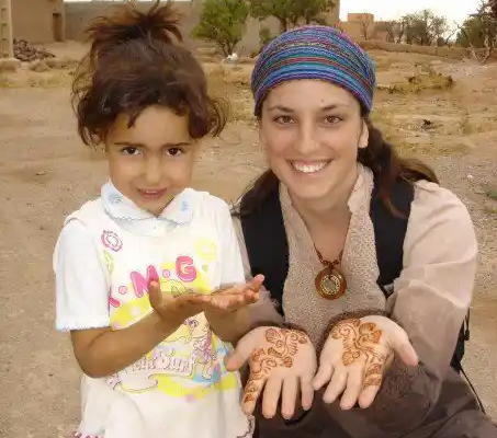 Janelle-and-host-sister-Ouisal-with-henna-RPCV-Morocco